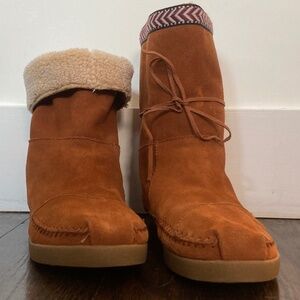 Toms suede Moccasin boot -- like new